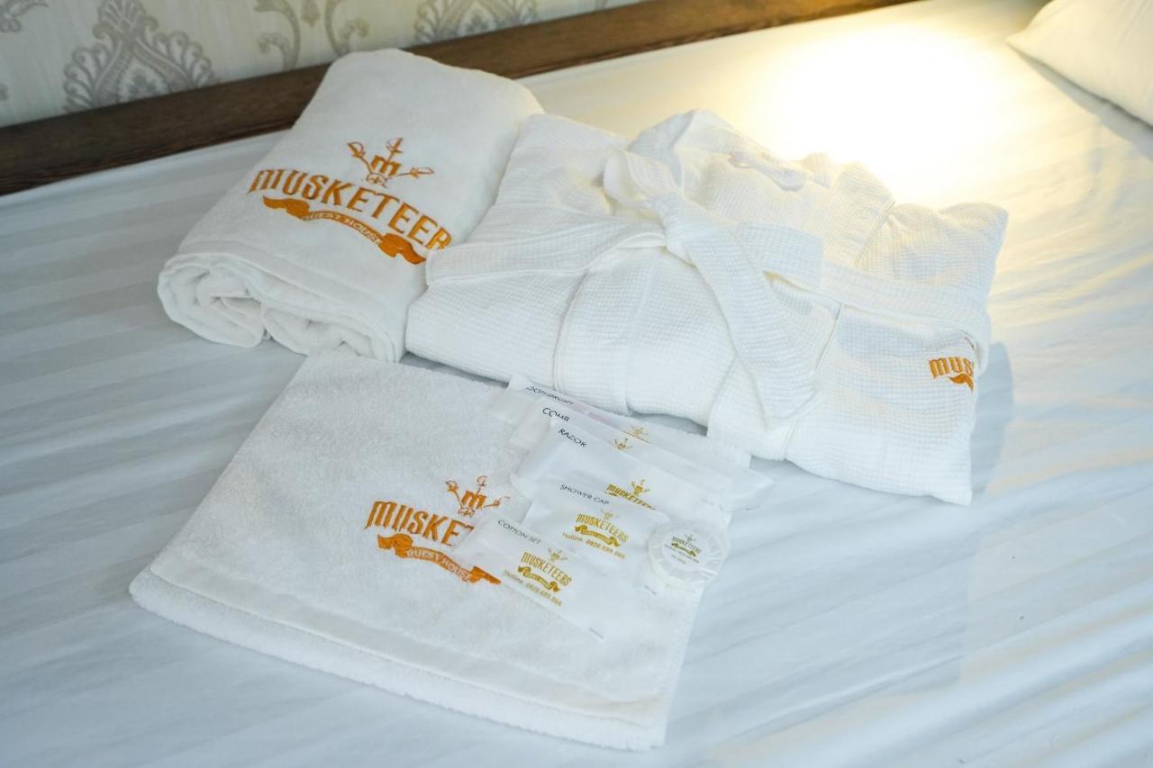 Musketeers Guest House Hanoi Buitenkant foto